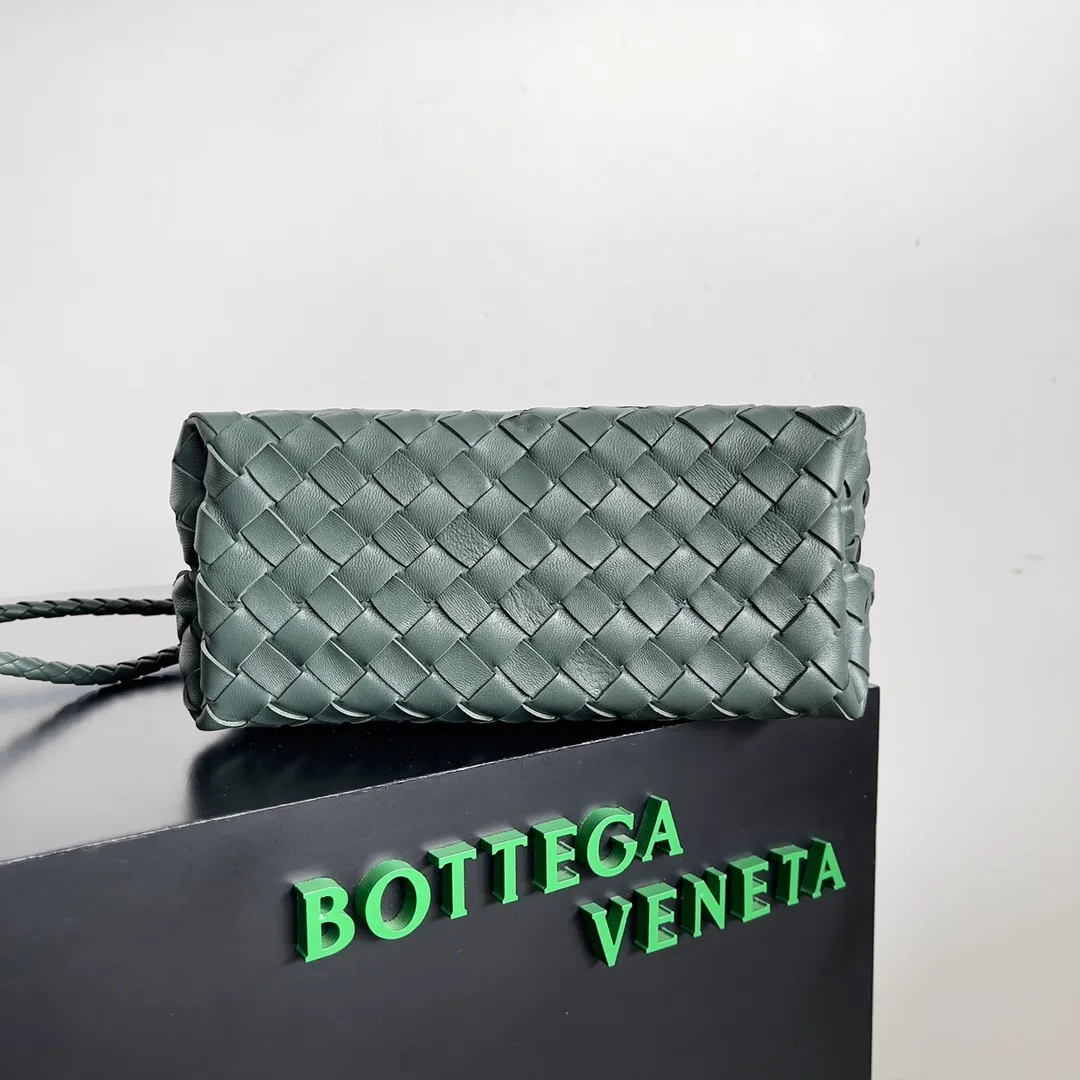 The 2023 new Andiamo batch of 1860 BV has been shipped‼ ️Really popular🔥The new Andiamo woven handbag launched by Bottega Veneta this season is really popular all over the world! ! Celebrities at home and abroad have worn it, and Oscar-winning actress Michelle Yeoh has taken it out on the street. Song Jia, Trai Yara, Yu Feihong, Sanji Ayaka, Rosie Hunting-Whiteley, Yoshioka Riho, etc. have all picked up this bag. It is classic and versatile, showing off its temperament, and the bag capacity is also large, which is very convenient for daily commuting! ! A variety of carrying methods, the shoulder straps can be adjusted by yourself, the original lambskin feels soft and delicate, and the neutral style is made to break gender boundaries and bring a more practical and longer-lasting use experience. Andiamo, which has both elegant and casual styles, perfectly interprets the true appearance of "fashionable old money style". Style number: 743568 Size: 25*22*10.5cm